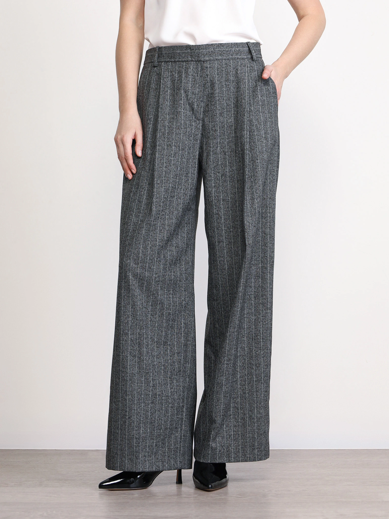 Брюки темно-серого цвета в полоску свободного кроя